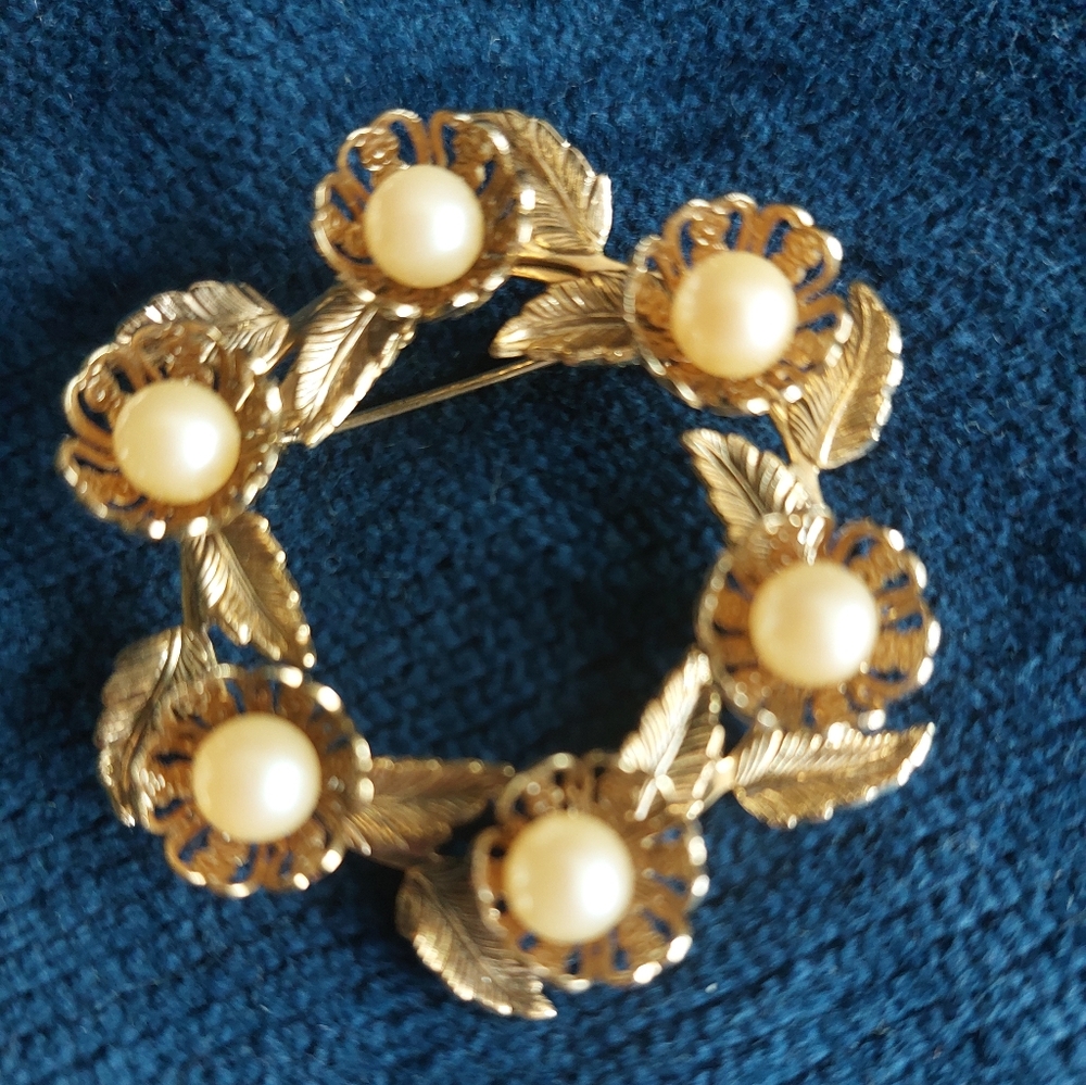 Vintage Goldtone Metal and Faux Pearl Wreath